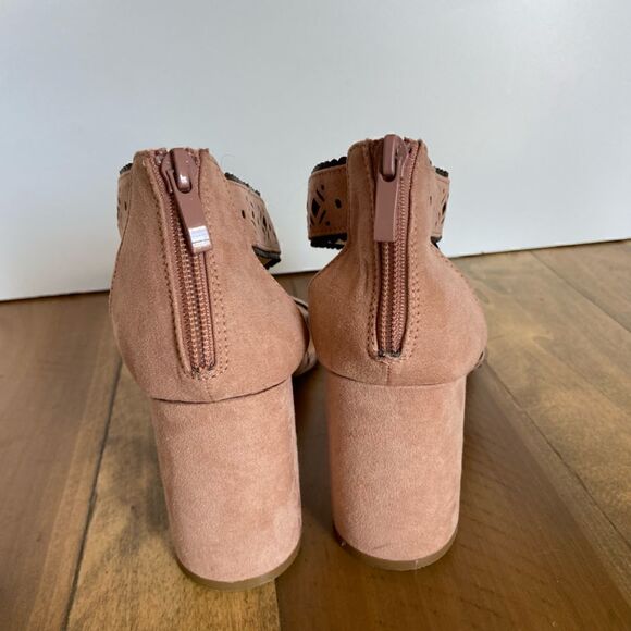 CL by laundry Strappy Criss Cross Suede Blush Color Sandal With Heel Zip Closure - Picture 4 of 9